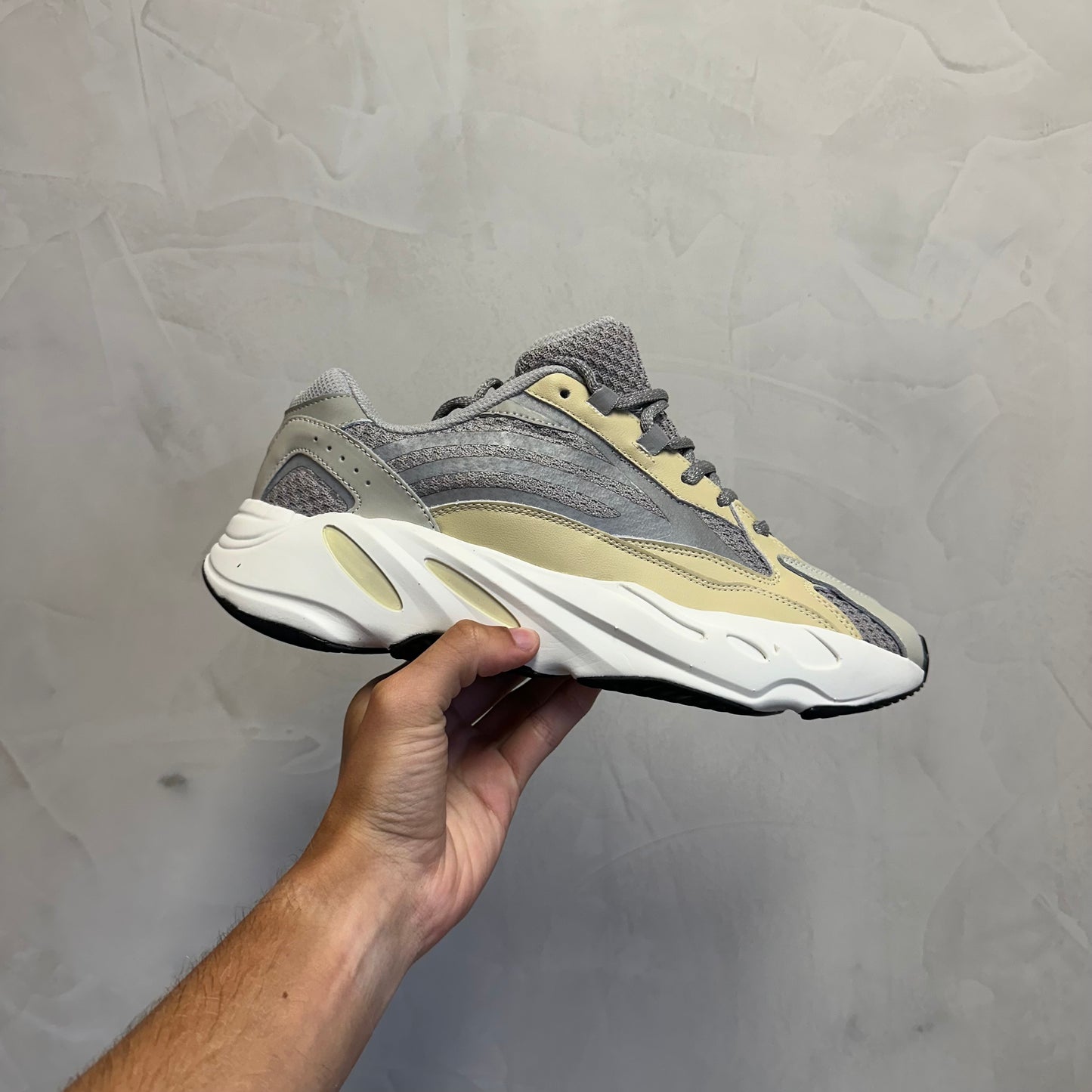 Adidas Yeezy Boost 700 V2 Cream (Pronta Entrega)