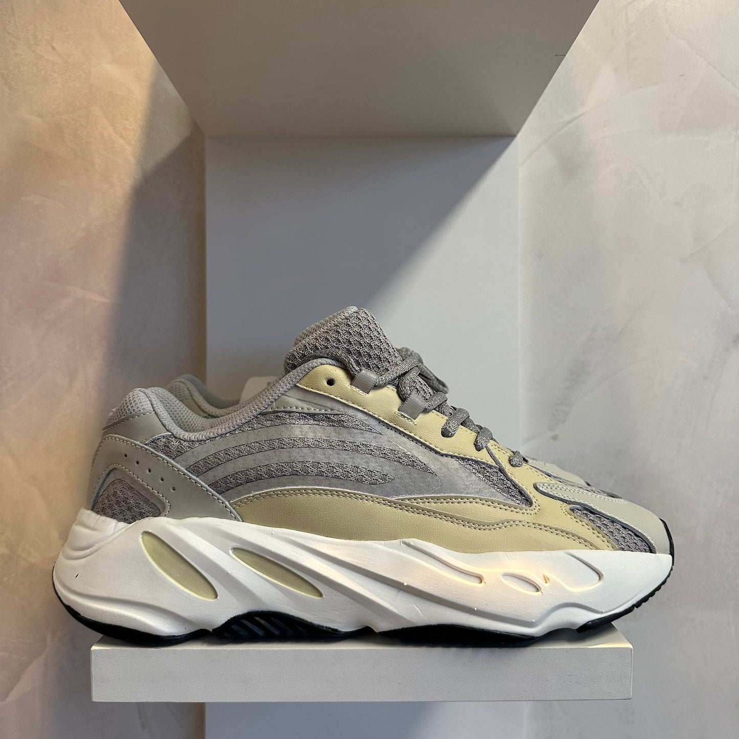 Adidas Yeezy Boost 700 V2 Cream (Pronta Entrega)