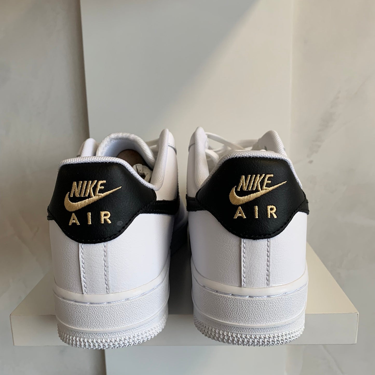 Nike Air Force 1 Essential White Black Gold (Pronta Entrega)