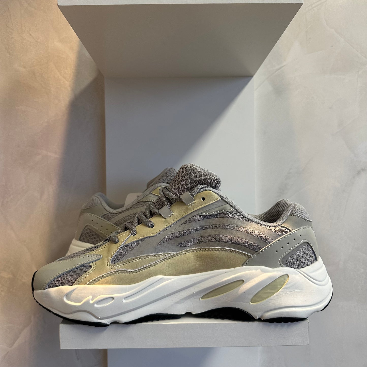 Adidas Yeezy Boost 700 V2 Cream (Pronta Entrega)